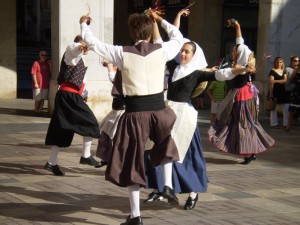 Tanečníci v mallorckých krojích na náměstí v hlavním městě Palma de Mallorca. Nechybějí klasické španělské kastaněty. Autor: Jana Špulková