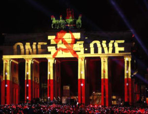 U2 využili Brandenburskou bránu jako projekční plátno, autor: Horst Kreuzmann