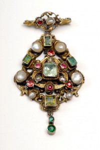 Stříbrný závěs v barokním stylu se smaragdy, diamanty, perličkami