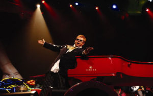 Elton John, zdroj: eltonjohn.com