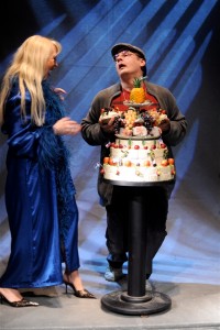 Jak se fotí akt? Celia (K. Macháčková), Lawrence (P. Juřica) (Zdroj: www.mestskadivadlaprazska.cz)