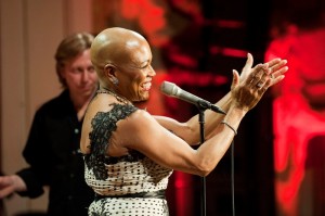 Dee tleskající publiku Dee Dee Bridgewater tleskající publiku (Autor: Petra Hajská)