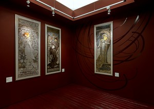 Instalace plakátů na divadelní představení - zleva Dáma s kaméliemi, Lorenzaccio, Gismonda. Zdroj: http://www.arn-studio.cz/