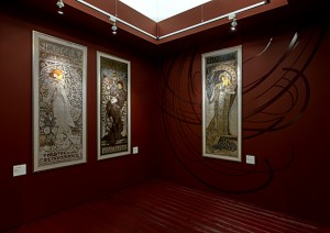 Instalace plakátů na divadelní představení - zleva Dáma s kaméliemi, Lorenzaccio, Gismonda. Zdroj: http://www.arn-studio.cz/