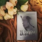 Za sklem